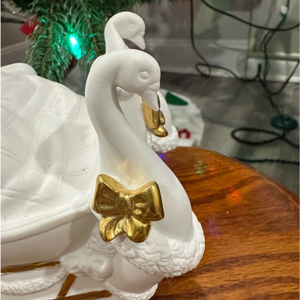 LENOX 1993 Musical Sleigh…Plays O Christmas Tree…A Young Couple in a Sleigh. - Picture 6 of 11